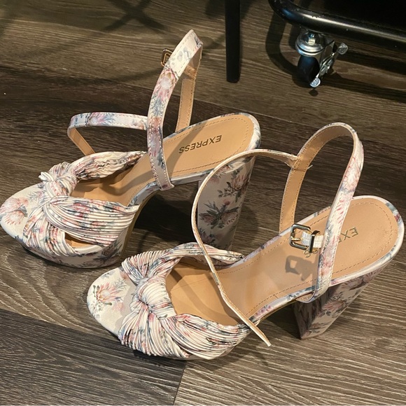 Heels - Picture 3 of 4